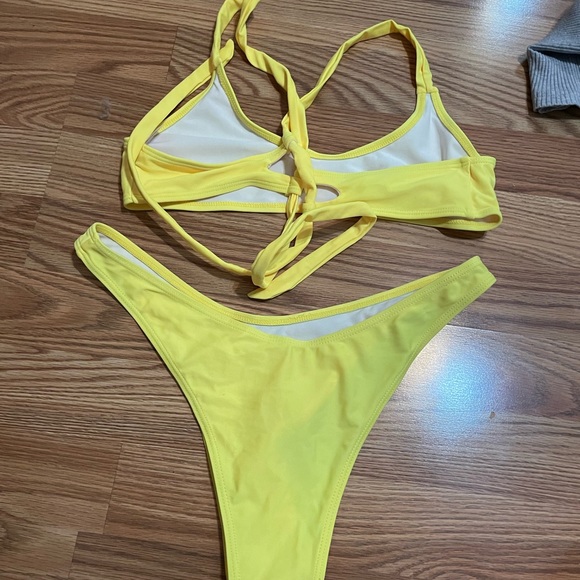 Yellow bikini - Picture 3 of 3